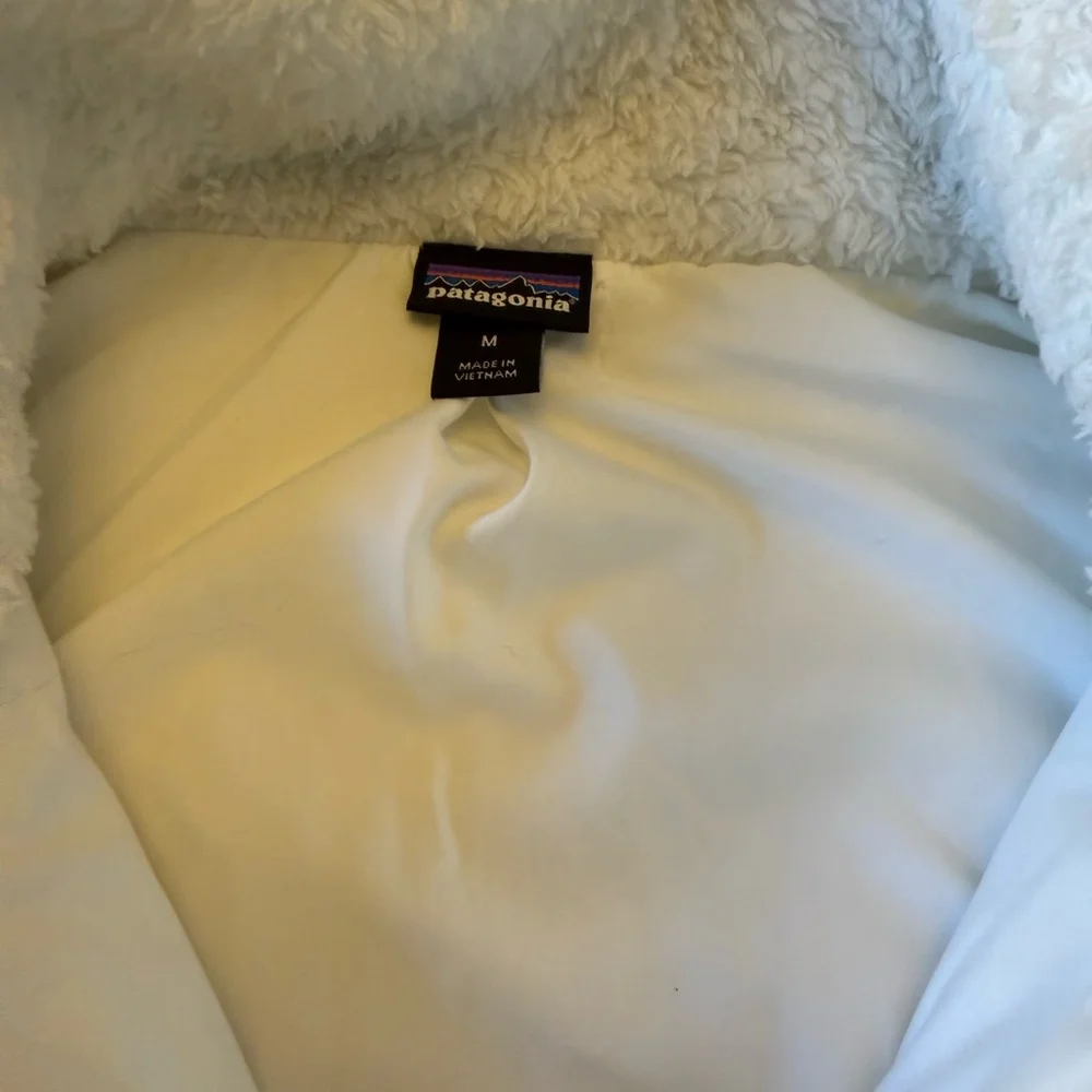 Patagonia Women’s White Fleece Vest - Soft Sherpa Layer - Picture 2 of 2